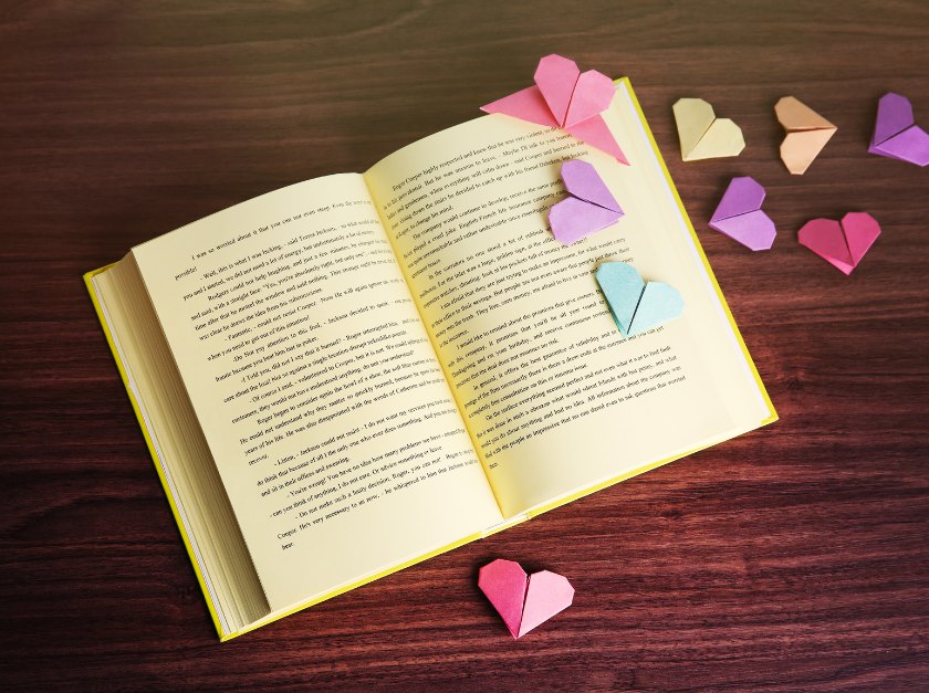 libro con corazones